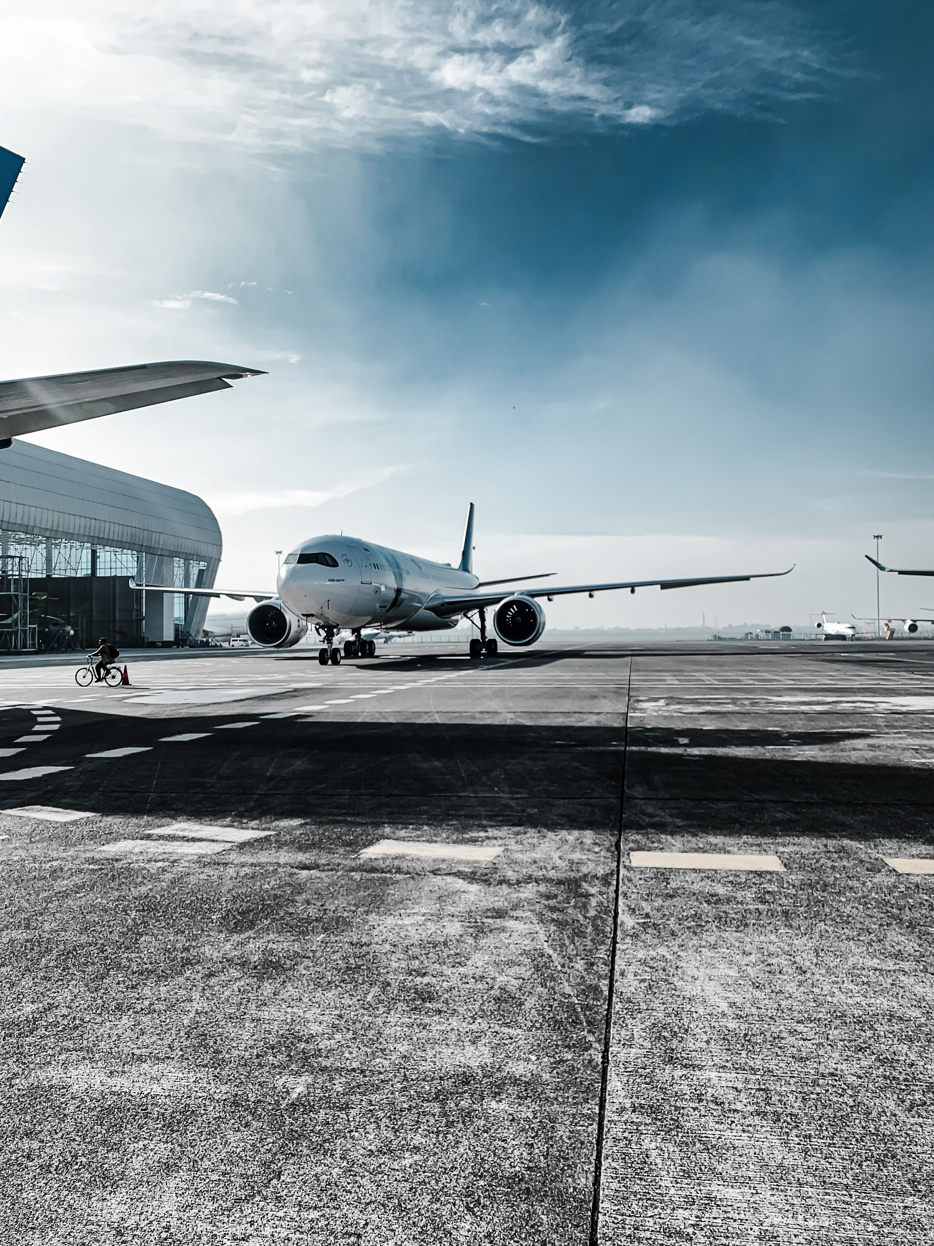 Aircraft exterior cleaning and detailing